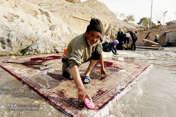 شستن قالی و قالیچه در چشمه علی