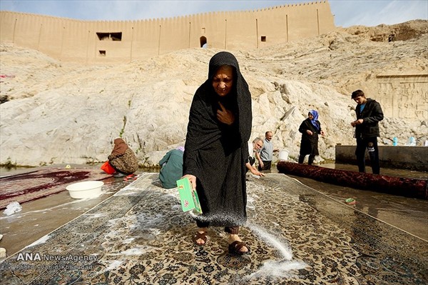 شستن قالی و قالیچه در چشمه علی