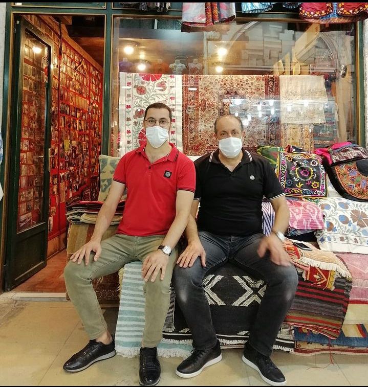 فرش‌ های ایرانی پشت ویترین فرش‌فروشان استانبولی‌